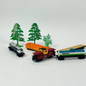 HO Scale Train Lot of  5 Train Cars Box Cars Oil Tanker Flat Car & Plastic Trees